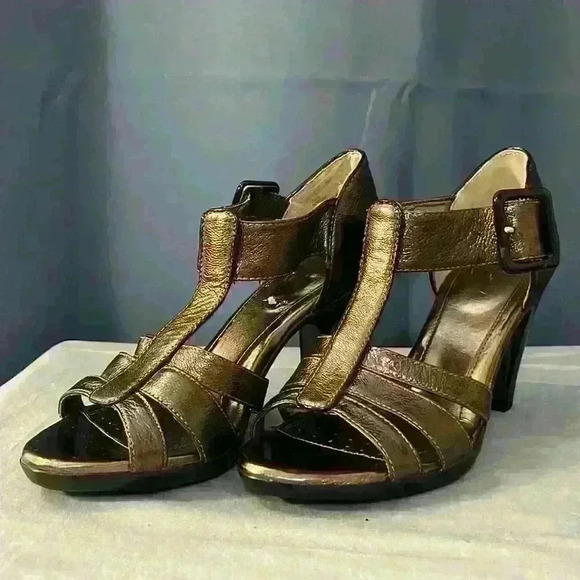 Sofft Leather T-strap Heeled Metallic Sandal Top Size 6, LIKE NEW!! - Picture 1 of 6
